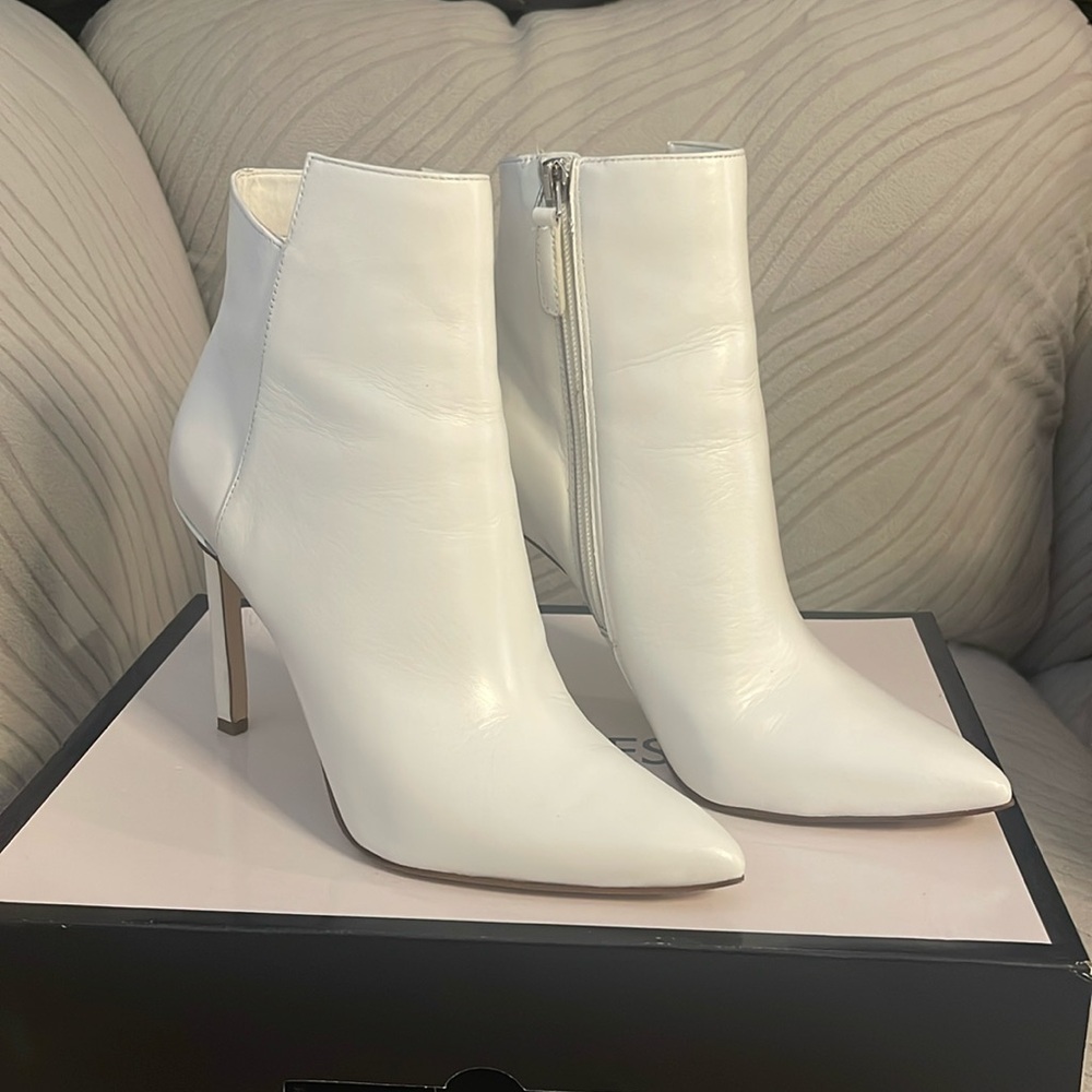 NINE WEST BOOTHS